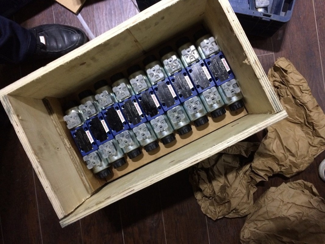 Гидравлический клапан управления для асфальтировщика